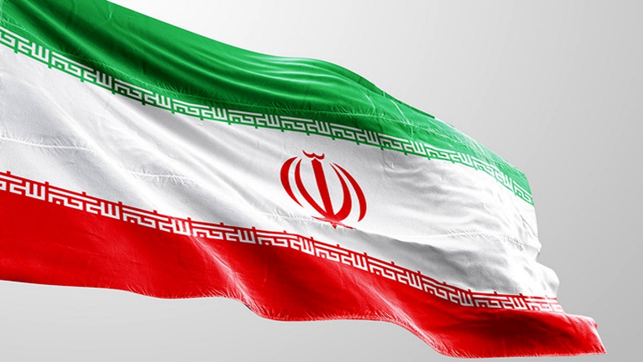 آسمان قم زیر پرچم عزت و اقتدار ایران +فیلم 