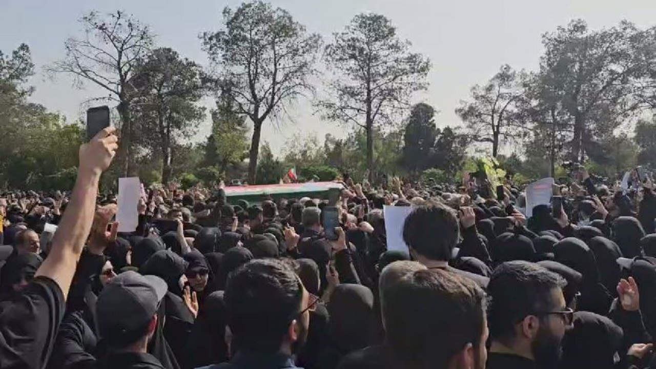 حضور  مردم  برای خاکسپاری سردار حاجی‌زاده 