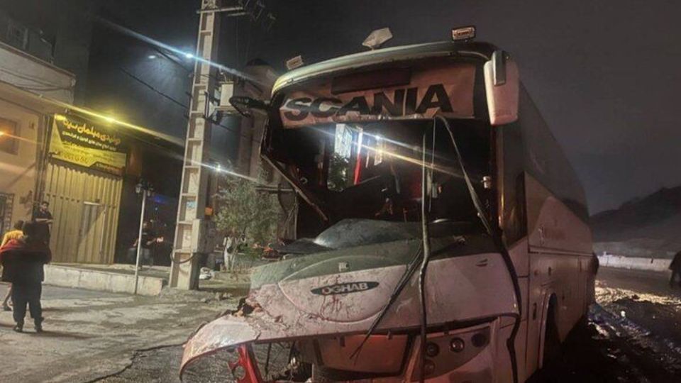واژگونی یک دستگاه اتوبوس در جاده انار به مهریز 