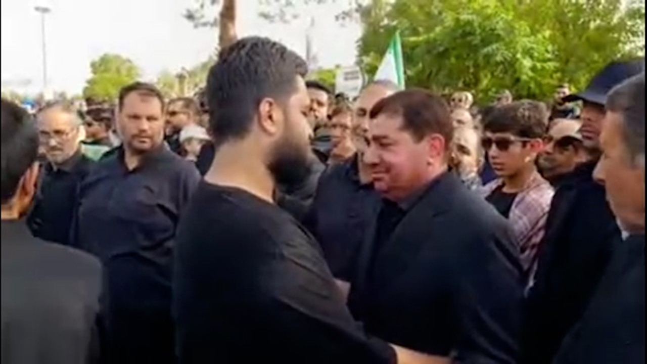فرزند شهید امیرعلی حاجی زاده درآغوش مخبر فرزند شهید امیرعلی حاجی زاده درآغوش مخبر