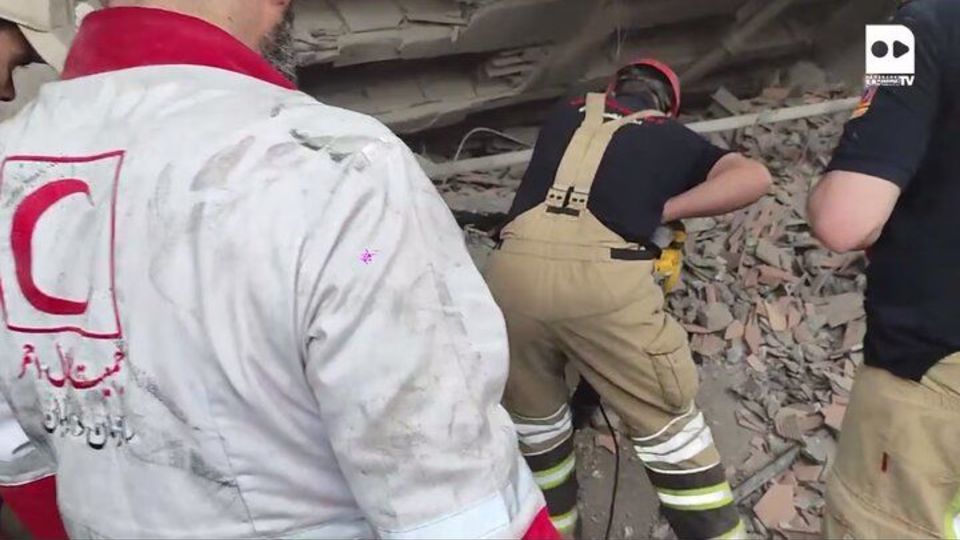 لحظات نفسگیر نجات معجزه آسا از میان خروارها آوار لحظات نفسگیر نجات معجزه آسا از میان خروارها آوار