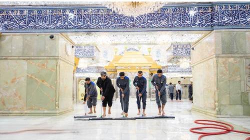  شستشوی حرم امام حسین(ع) پس از پایان مراسم عاشورا 