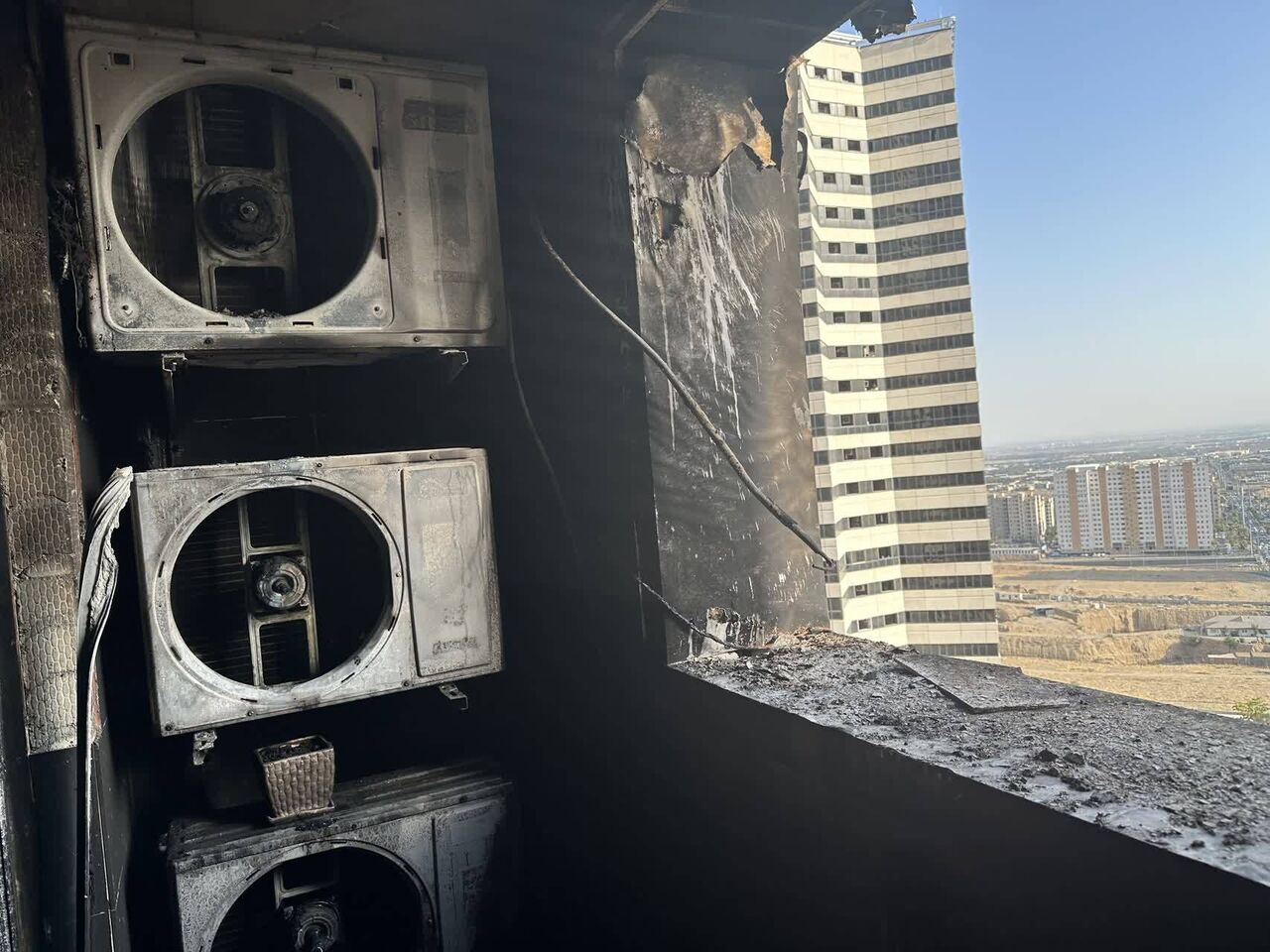 آتش‌سوزی برج مسکونی در تهران؛ ۴۰ نفر نجات یافتند+عکس