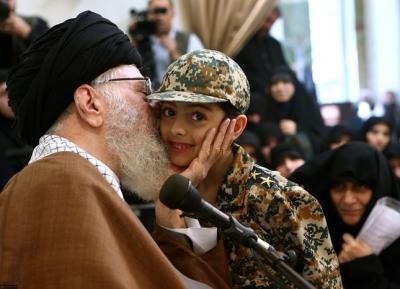 عکس/ دیدار خانواده‌های شهدای مدافع حرم با رهبر انقلاب 