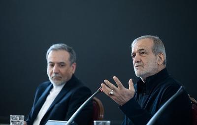  نشست رئیس جمهور با معاونان و مدیران وزارت امور خارجه /عکس