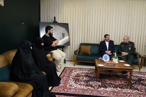 دیدار مخبر با خانواده شهید سرلشکر حاجی‌زاده 