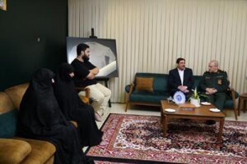 دیدار مخبر با خانواده شهید سرلشکر حاجی‌زاده 