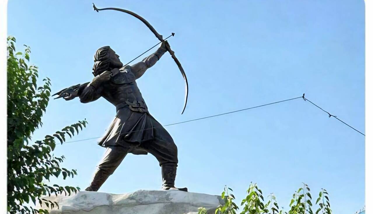  آیین رونمایی از مجسمه آرش کمانگیر / عکس
