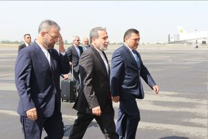  عراقچی وارد تاجیکستان شد+ عکس