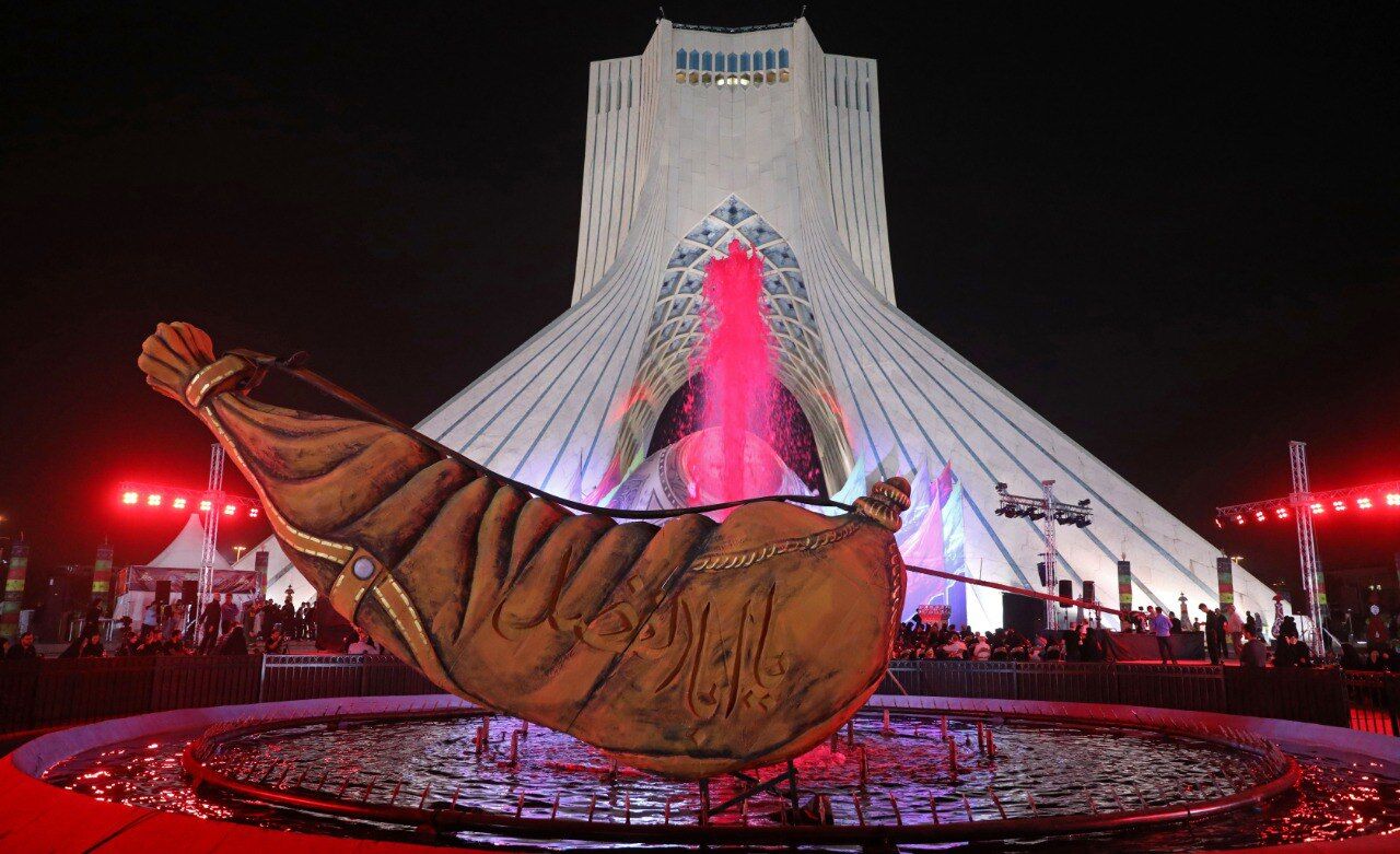 تمدید برنامه محرم شهر در میدان آزادی تهران/ گذرنامه همچنان صادر می‌شود+عکس