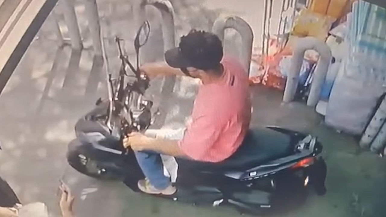 سرقت ۳ ثانیه گردنبند زن میانسال در خیابان مولوی