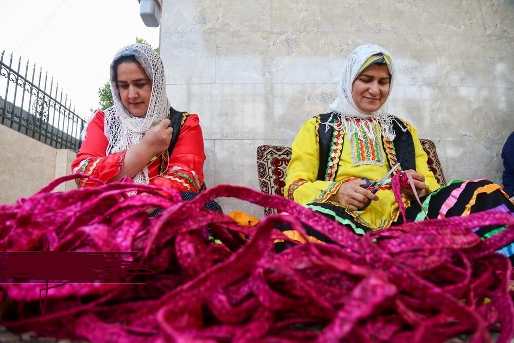 حصیر بافی با گیاه «لی» در گیلان 