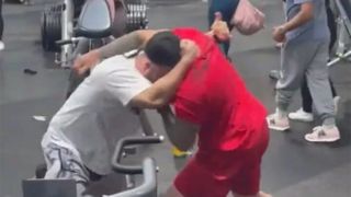 زد و خورد خشن در یک باشگاه ورزشی ! 