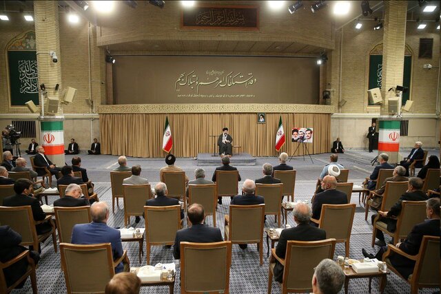  رهبرانقلاب در دیدار هیئت دولت: معیشت مردم مهمترین مسئله است؛ برای انضباط بازار چاره‌اندیشی شود/ مسئولان راوی قدرت کشور باشند نه راوی ضعف‌ها/ روحیه کار و تلاش را بر حالت نه جنگ و نه صلح غلبه بدهیم+فیل