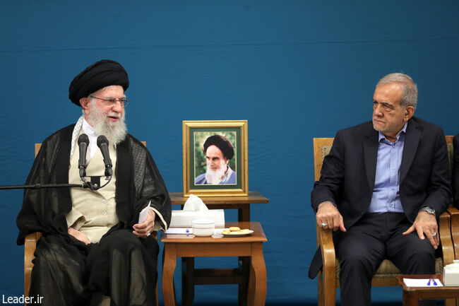 فیلم/ لحظاتی از گفتوگوی خصوصی رئیسجمهور با رهبر انقلاب فیلم/ لحظاتی از گفتوگوی خصوصی رئیسجمهور با رهبر انقلاب