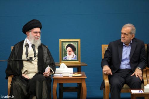 فیلم/ لحظاتی از گفت‌وگوی خصوصی رئیس‌جمهور با رهبر انقلاب