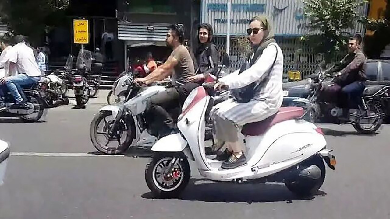 صدور گواهینامه موتور برای بانوان ممنوعیت قانونی ندارد؛ خلاء دارد 