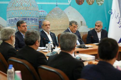 پزشکیان: مدرسه و دانشگاه آینده کشور را می‌سازد/ به جای تخریب نقد سازنده کنیم +عکس