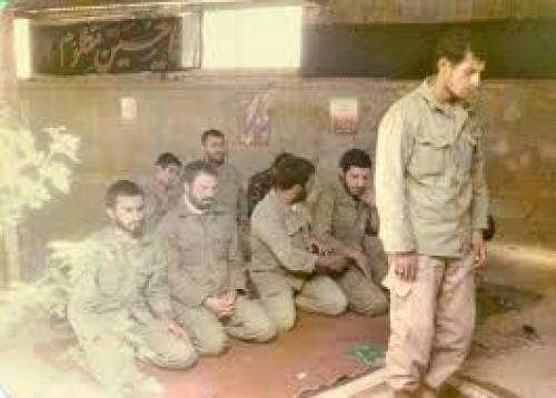 شهیدی که در حال حرکت و گشت زنی نماز شب می‌خواند 