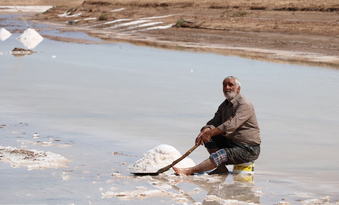  برداشت سنتی نمک از کال‌شور / عکس