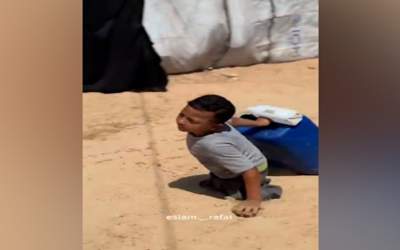 تلاش دردناک یک کودک معلول درغزه