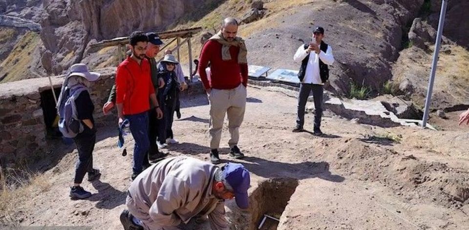 بازدیدنماینده یونسکوازقلعه الموت بازدیدنماینده یونسکوازقلعه الموت