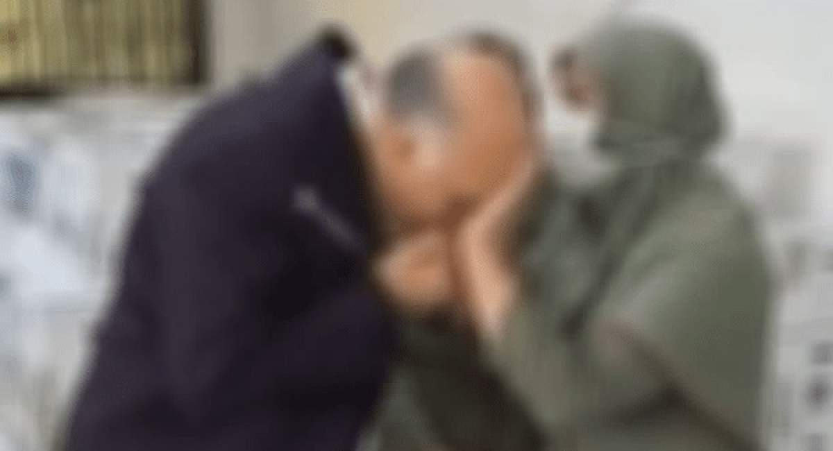جنجال بوسه کارآفرین مشهور بر دستان زن کارگر! +جزئیات 