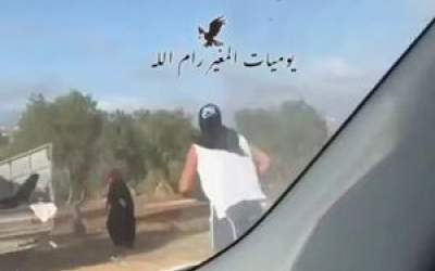 حمله یک صهیونیست به یک زن فلسطینی حمله یک صهیونیست به یک زن فلسطینی