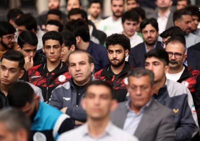 دیدار مدال‌آوران ورزشی و المپیادهای علمی با رهبر انقلاب /عکس