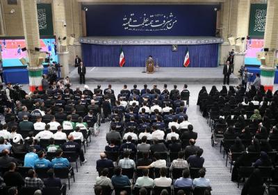 دیدار مدال‌آوران ورزشی و المپیادهای علمی با رهبر انقلاب /عکس