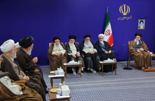 دیدار دست‌اندرکاران کنگره بین‌المللی نائینی با رهبر انقلاب