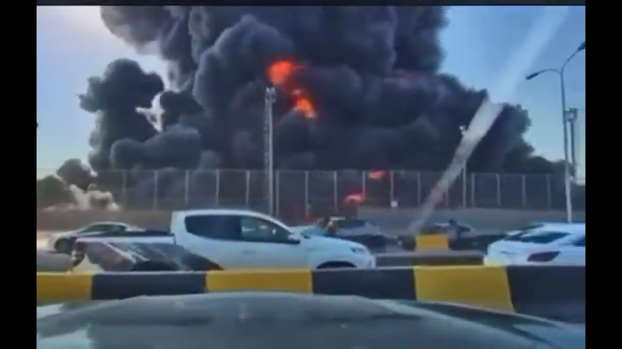 انفجار مخازن سوخت در بصره عراق؛ ۴ نفر کشته و ۲۵ تن زخمی شدند انفجار مخازن سوخت در بصره عراق؛ ۴ نفر کشته و ۲۵ تن زخمی شدند