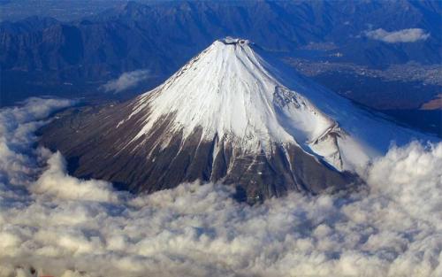 نمای کوه فوجی ژاپن از پنجره هواپیمای ترامپ /فیلم نمای کوه فوجی ژاپن از پنجره هواپیمای ترامپ /فیلم