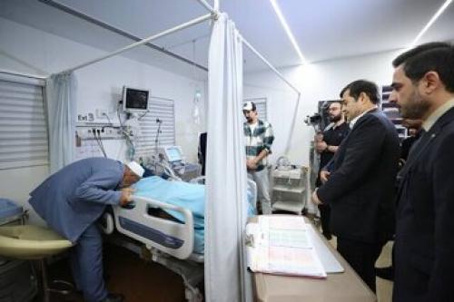 لحظه تلخ بوسیدن دست صابر کاظمی توسط پدرش /فیلم