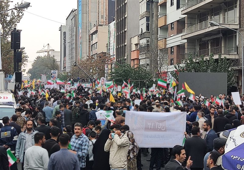 راه‌پیمایی یوم‌الله 13 آبان در تهران/ طنین شعار «مرگ بر آمریکا» +عکس و فیلم