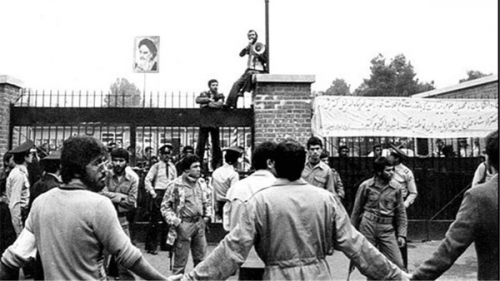 شاعری که روی دیوار لانه جاسوسی شعرخوانی کرد