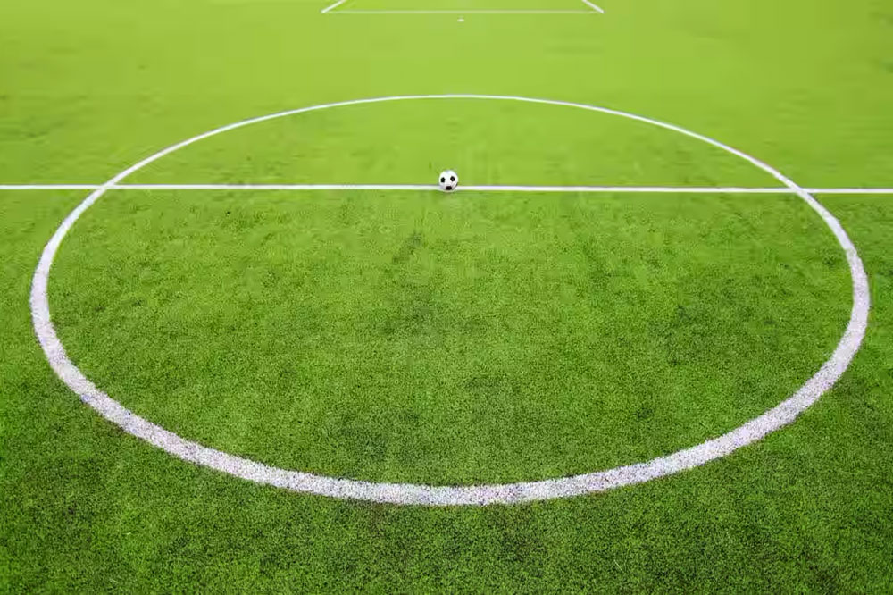  زمین فوتبال به استخر تبدیل شد! /فیلم