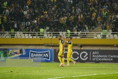 شب پرتنش در نقش‌جهان/ درگیری، اخراج و کام‌بک در دوئل سپاهان و آخال