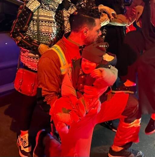 نجات ۸ نفر از جمله یک کودک دو ساله در آتش‌سوزی یک ساختمان اداری