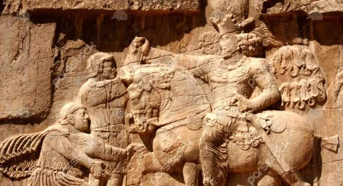 رونمایی از مهم‌ترین نمادهای تاریخی در میدان انقلاب 