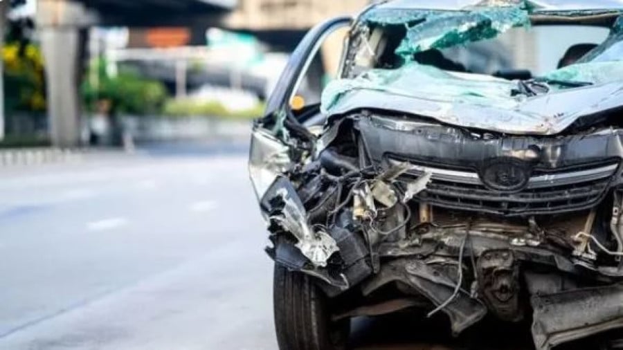  سقوط هولناک یک خودرو از پله‌های شهری /فیلم