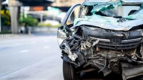  سقوط هولناک یک خودرو از پله‌های شهری /فیلم