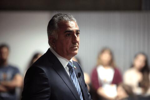 رضا پهلوی، پسر تبعیدی شاه ایران، خود را در نقش منجی می‌بیند