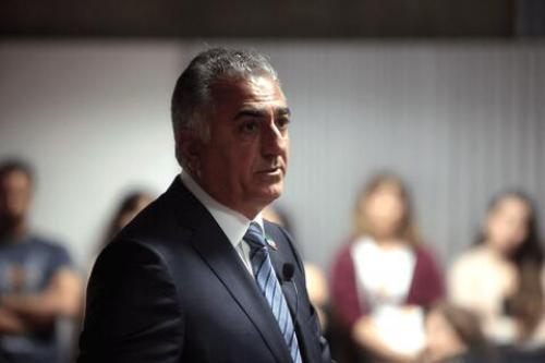 رضا پهلوی، پسر تبعیدی شاه ایران، خود را در نقش منجی می‌بیند