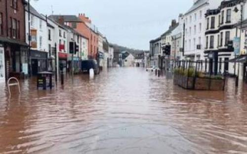 طوفان درپرتغال وسیل درانگلستان