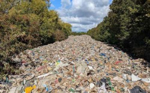 کوه زباله دربزرگراه منتهی به لندن