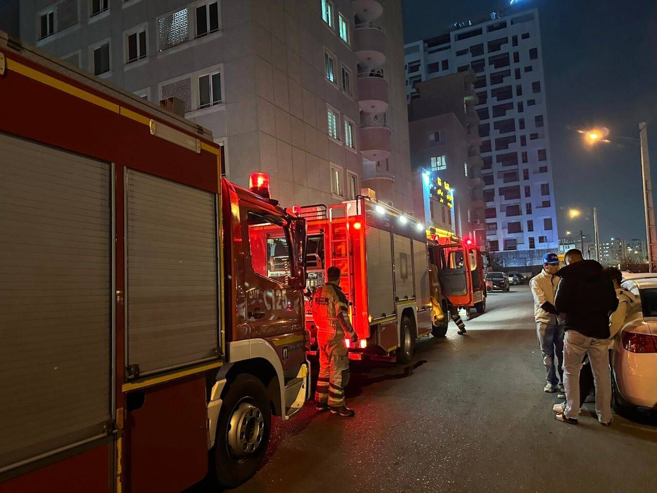 آتش‌سوزی در شهرک راه‌آهن تهران؛ ۲۰ نفر نجات یافت