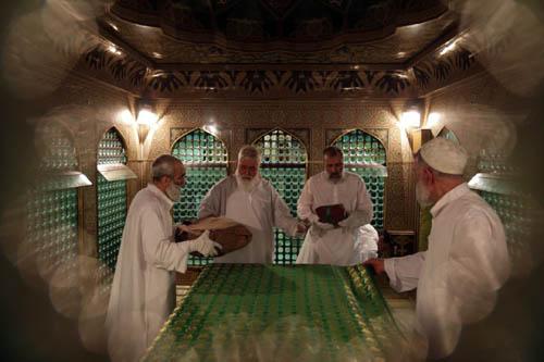 غبار روبی روضه منوره رضوی 