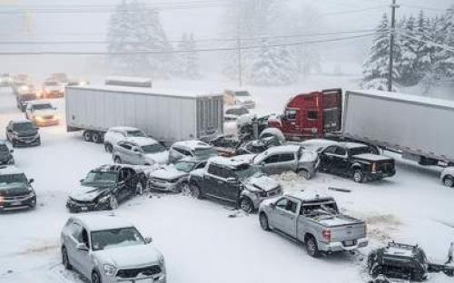 تصادف زنجیره‌ای بر اثر طوفان زمستانی 