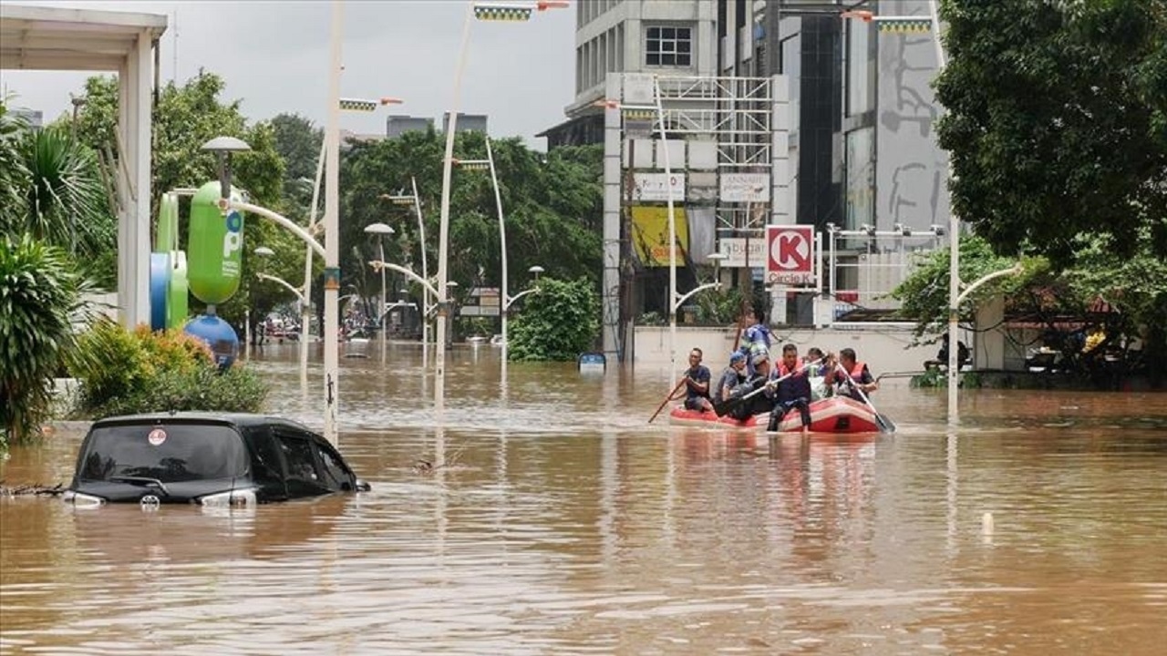 تعداد کشته‌شدگان سیل اندونزی از ۹۰۰ نفر گذشت
